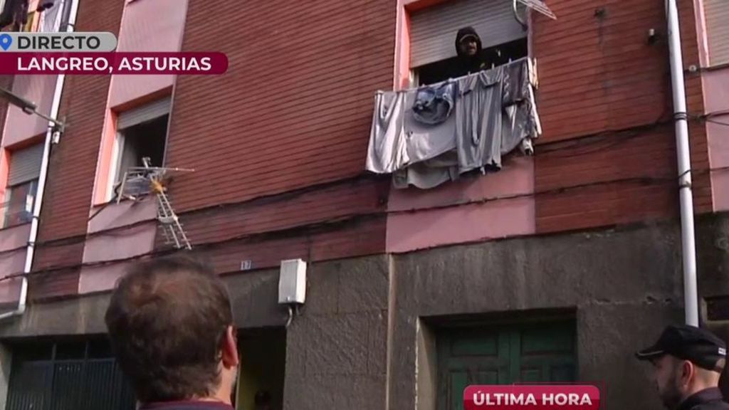 ¡Momentos de mucha tensión! Un vecino violento se atrinchera con dos niños: "Que entre uno que le agarro del cuello"