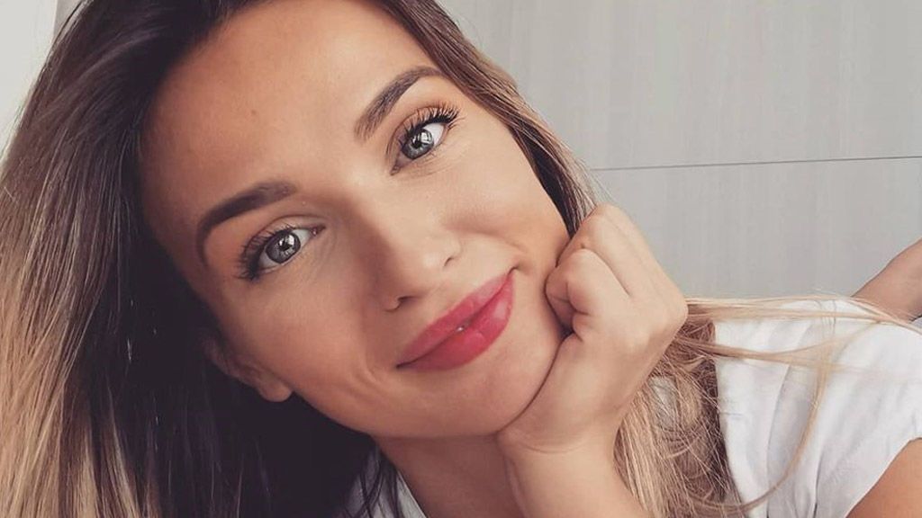 Adelina Seres muestra el resultado de su operación de pecho