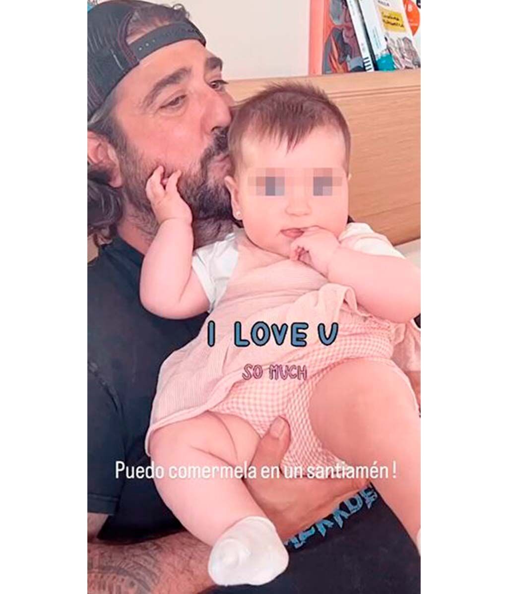 Antonio Orozco posa con su hija Antonella seis meses después de su nacimiento