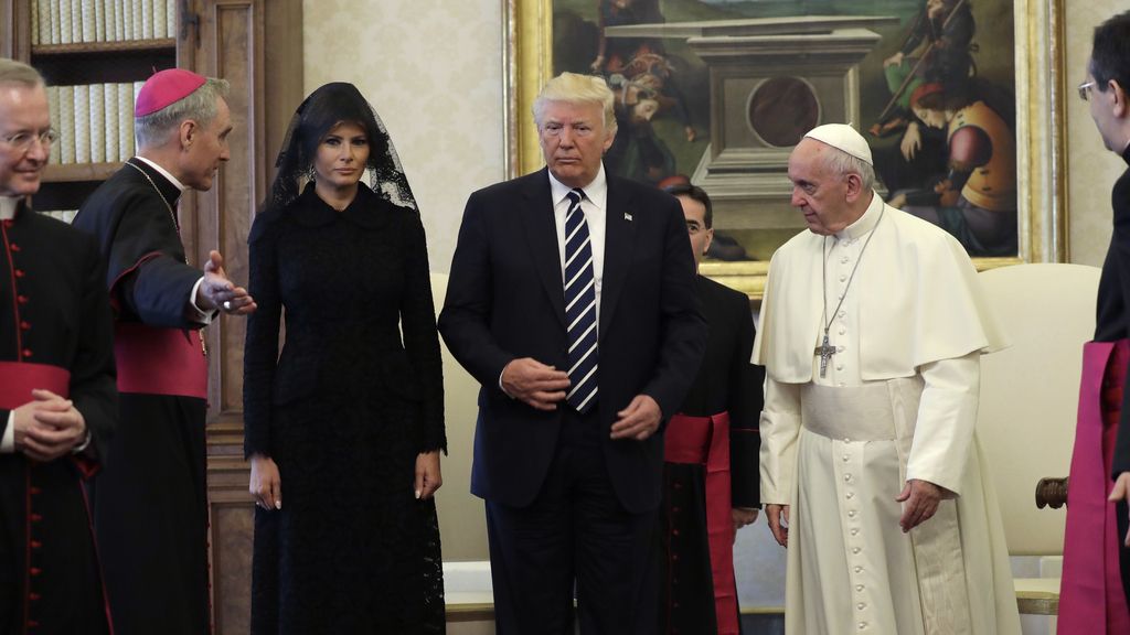 La apuesta de Melania para ver al Papa: 'Total black' con mantilla