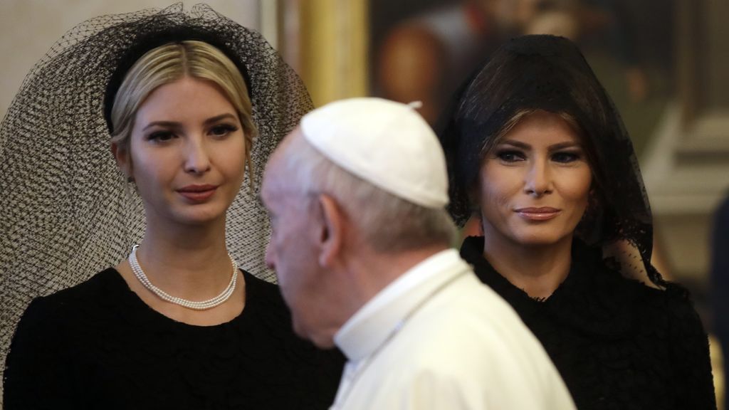 La apuesta protocalaria de Melania Trump para ver al Papa: 'Total black' con mantilla y sin joyas