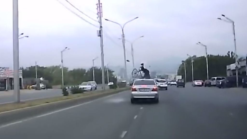 El brutal atropello de un coche a un ciclista que señaliza perfectamente el cambio de carril