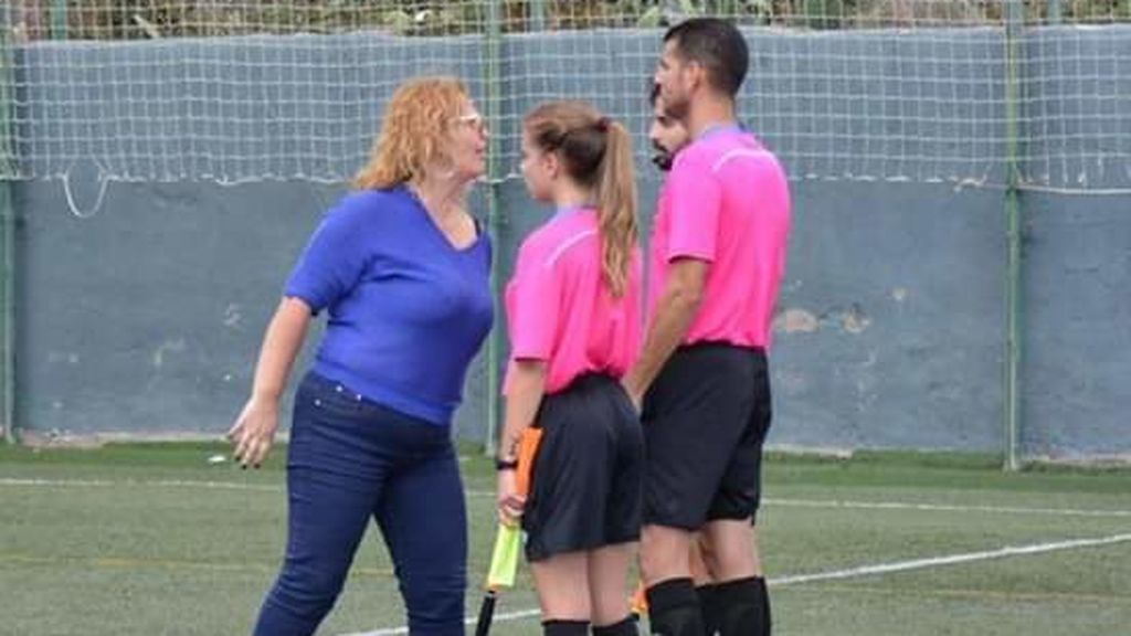 La madre de un jugador increpa al trío arbitral y se defiende acusando al presidente rival de insultar a su hijo