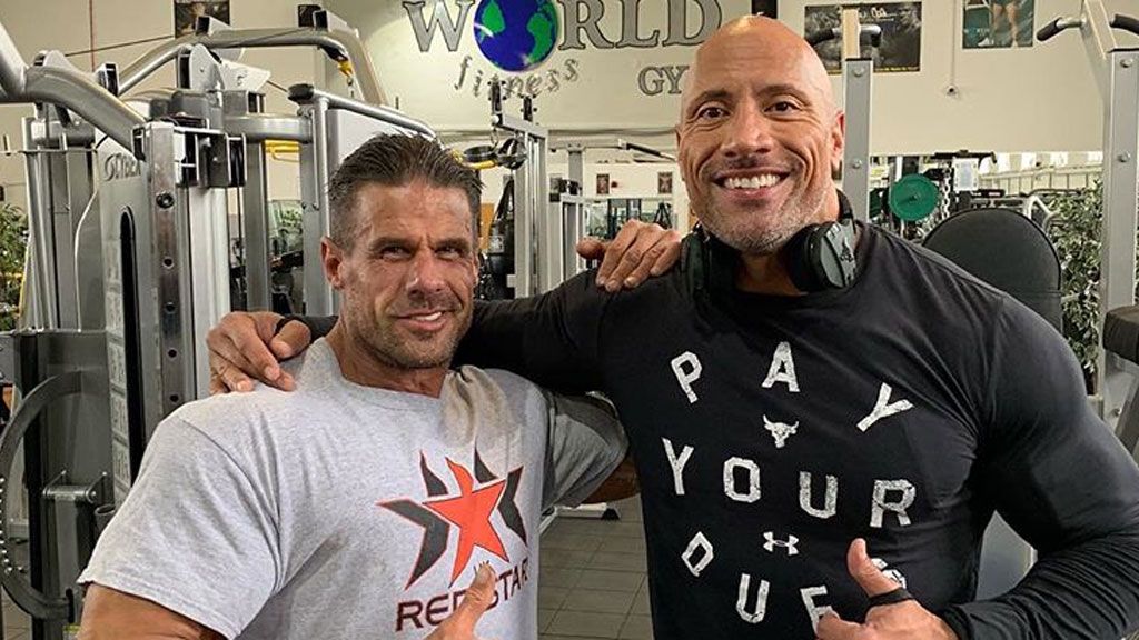 Cuando estás en tu gimnasio tan tranquilo y The Rock se acerca a pedirte las pesas