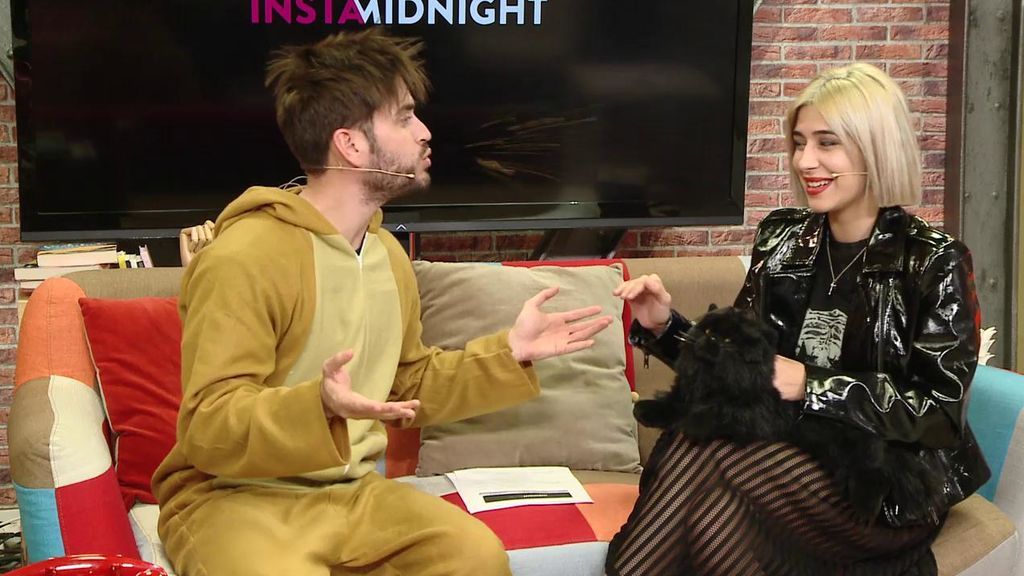 Rodri canta 'Abraza lo bueno' comiendo un polvorón y suelta un 'perdigón' a Bea