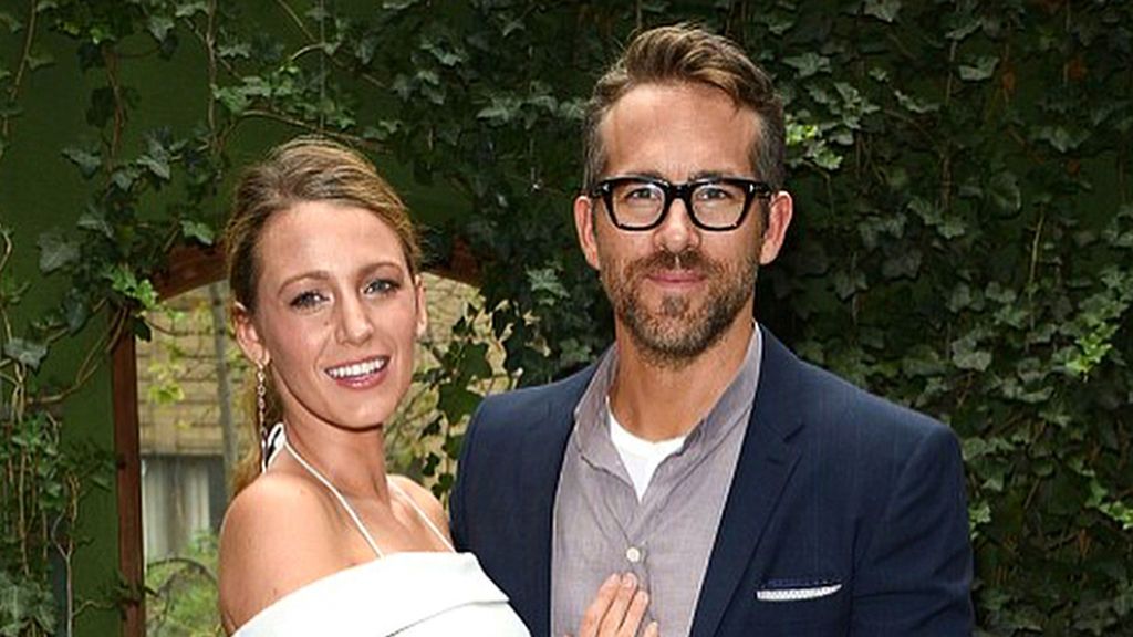 Blake Lively y Ryan Reynolds comparten el primer posado junto a su bebé y desvelan su sexo en un descuido