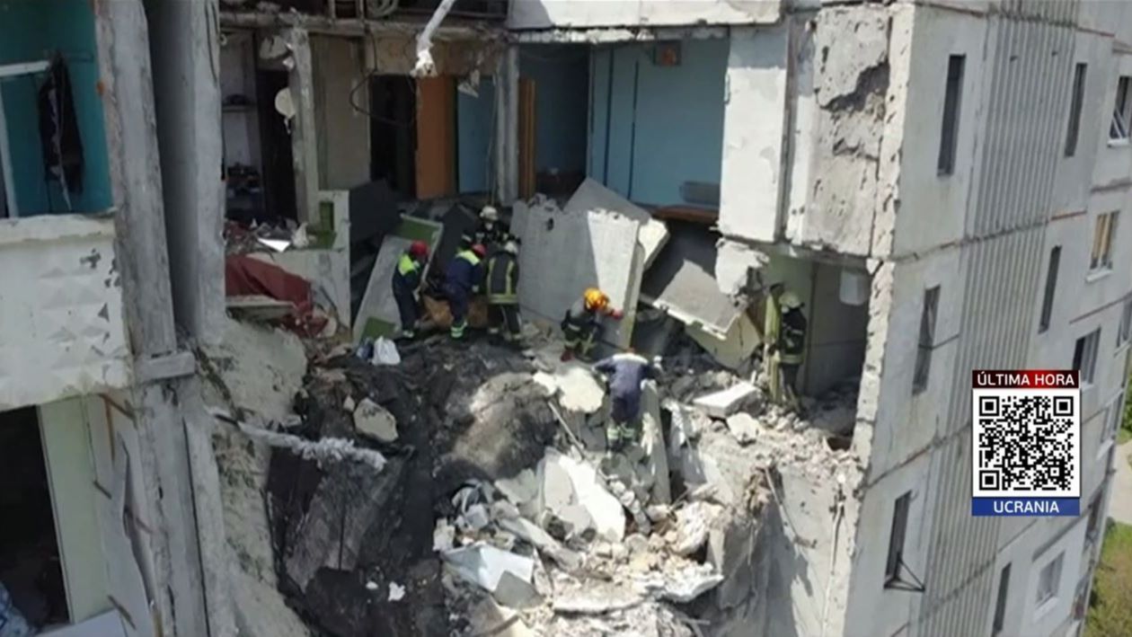 Los bomberos de Járkov recuperan los cuerpos de tres muertos al comienzo de la guerra