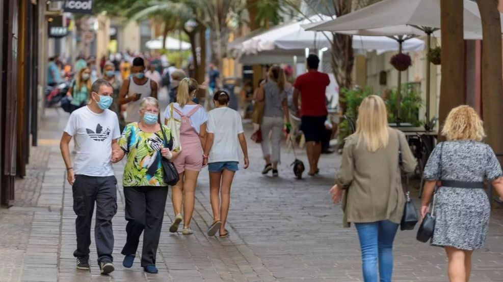 Varias personas caminan con mascarila en Santa Cruz de Tenerife