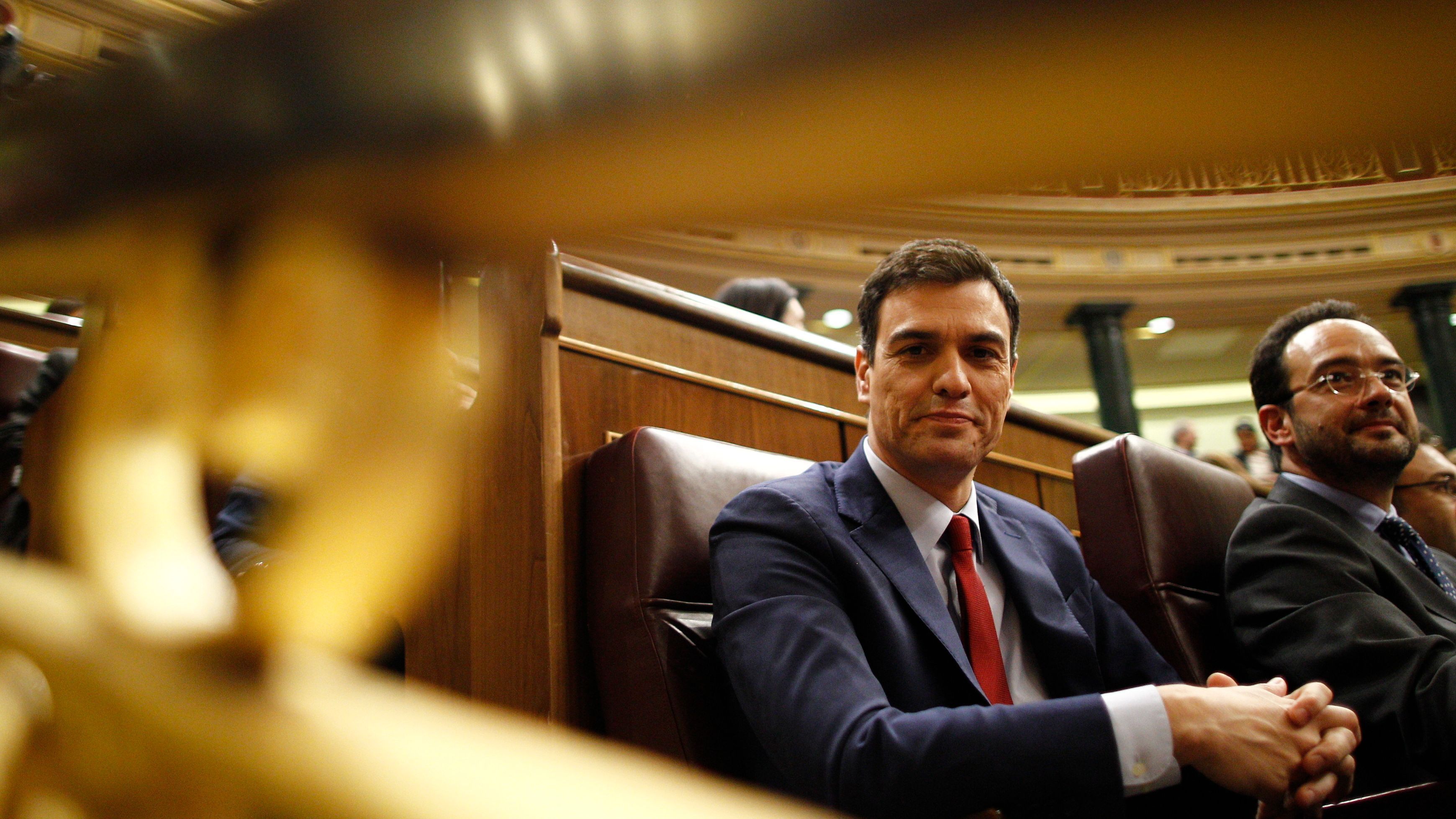 Pedro Sánchez junto a Antonio Hernando en el debate del estado de la nación de 2015