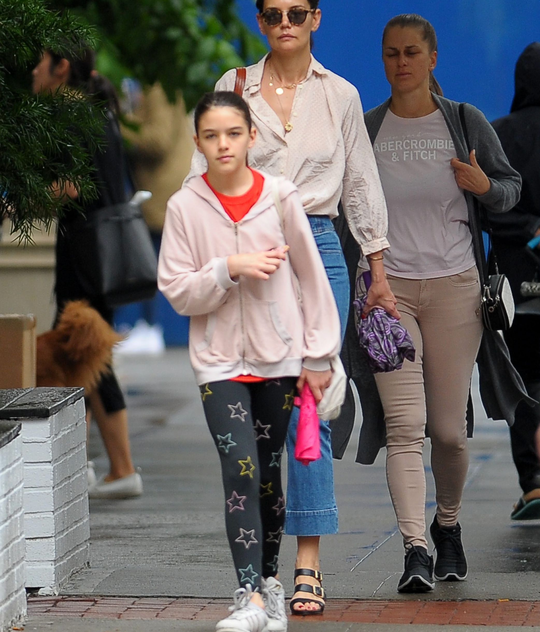 Suri Cruise con look relajado. FUENTE: Cordonpress