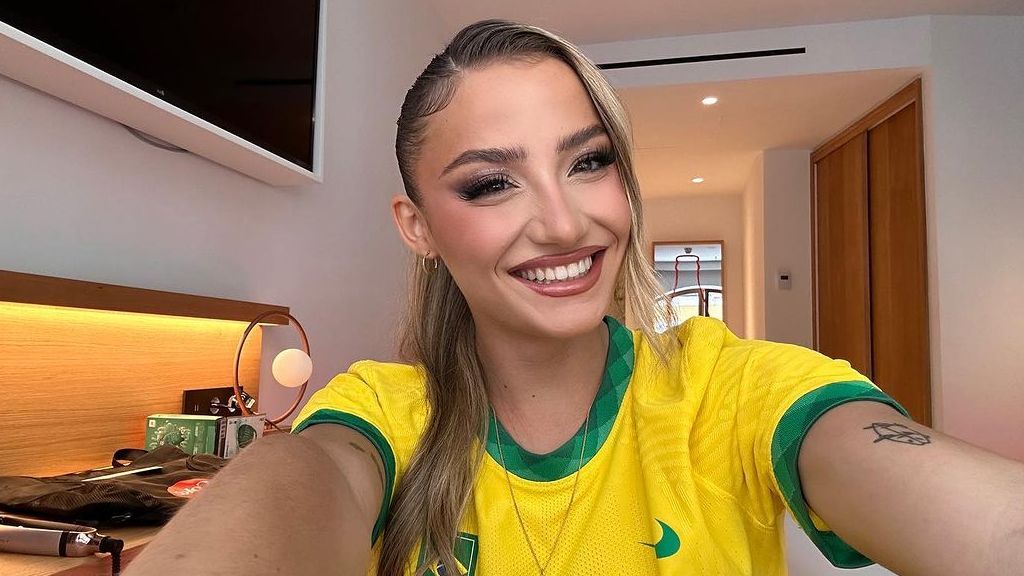 Sofía Surferss con la camiseta de Reinier Jesus