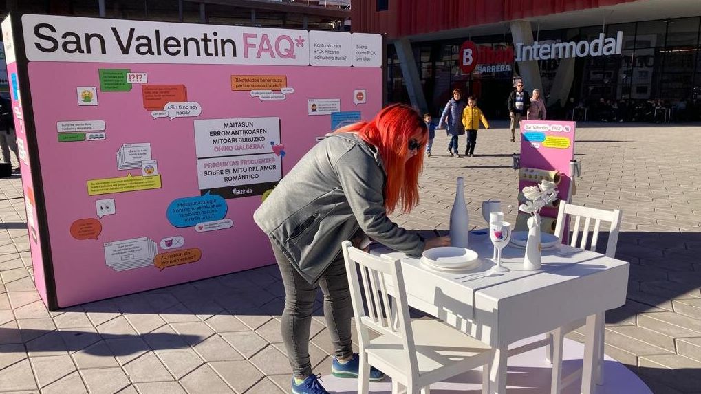 Acción de calle de la campaña en la plaza de la Intermodal de Bilbao