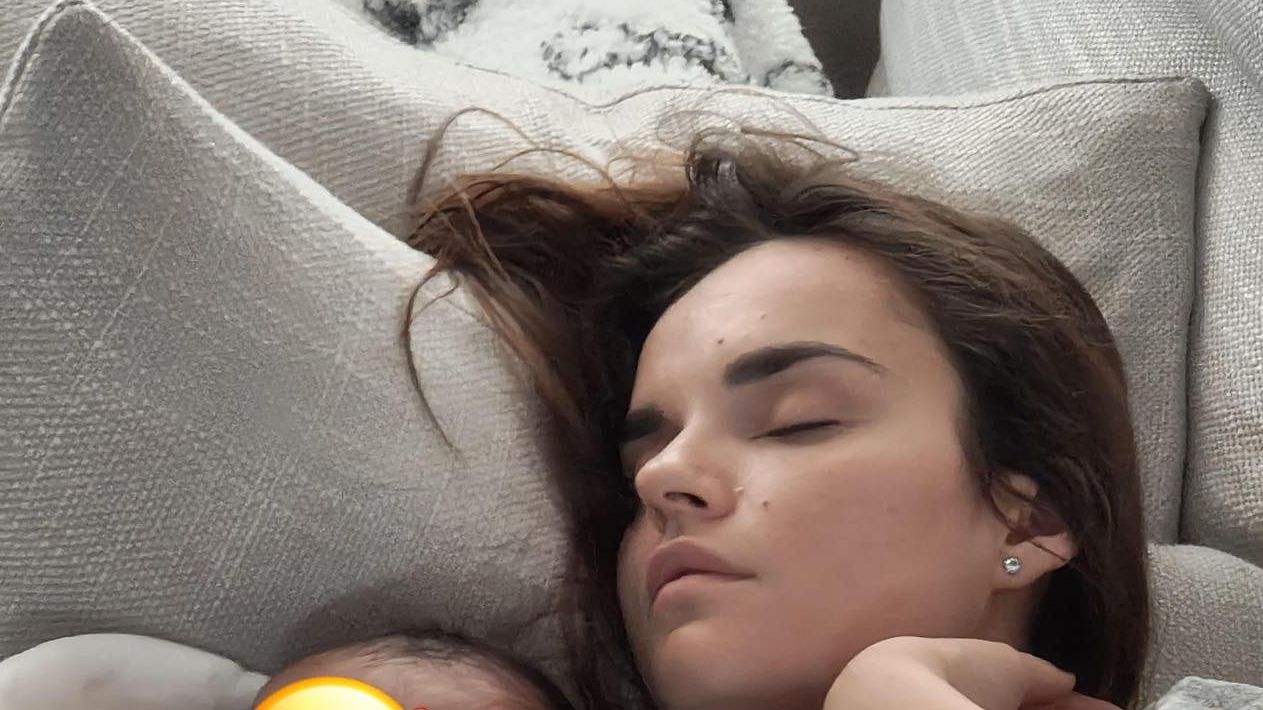 Melody posa junto a su hijo Cairo un mes después de su nacimiento (Imagen: Instagram @soyyomelody)