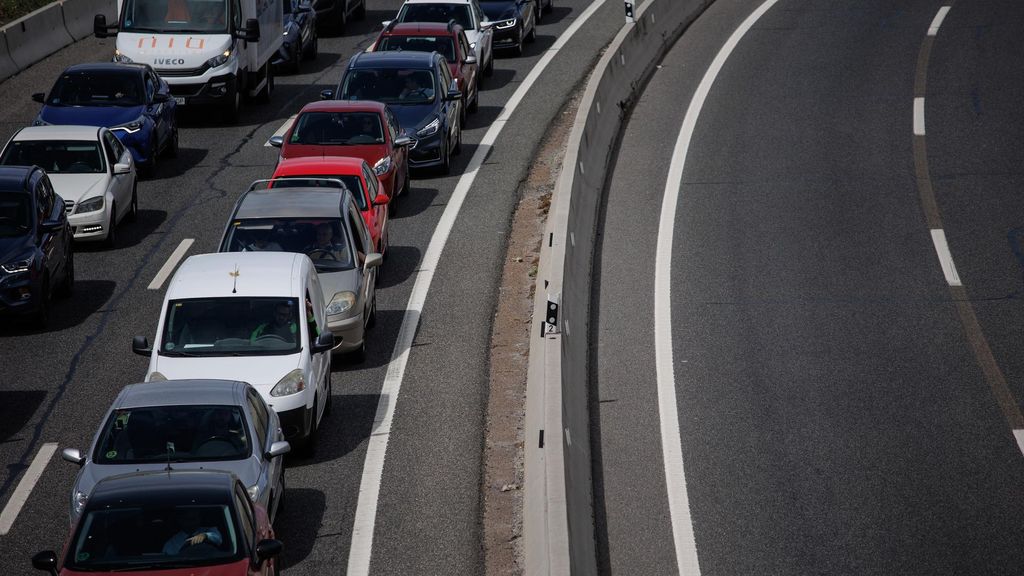 Archivo - Atasco en la autovía A-3 a la altura de Rivas, a 31 de marzo de 2023, en Madrid (España). Hoy comienzan las vacaciones de Semana Santa en la que millones de ciudadanos abandonan sus lugares de residencia para desplazarse a otros puntos de España
