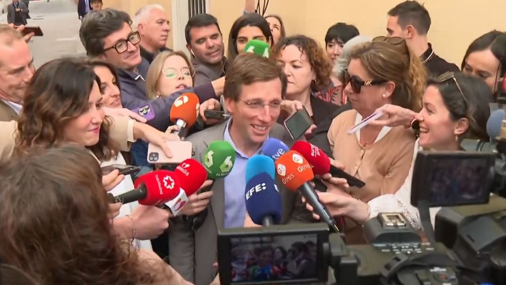 Ayuso y Almeida han compartido acto con guiños y bromas sobre la boda del alcalde