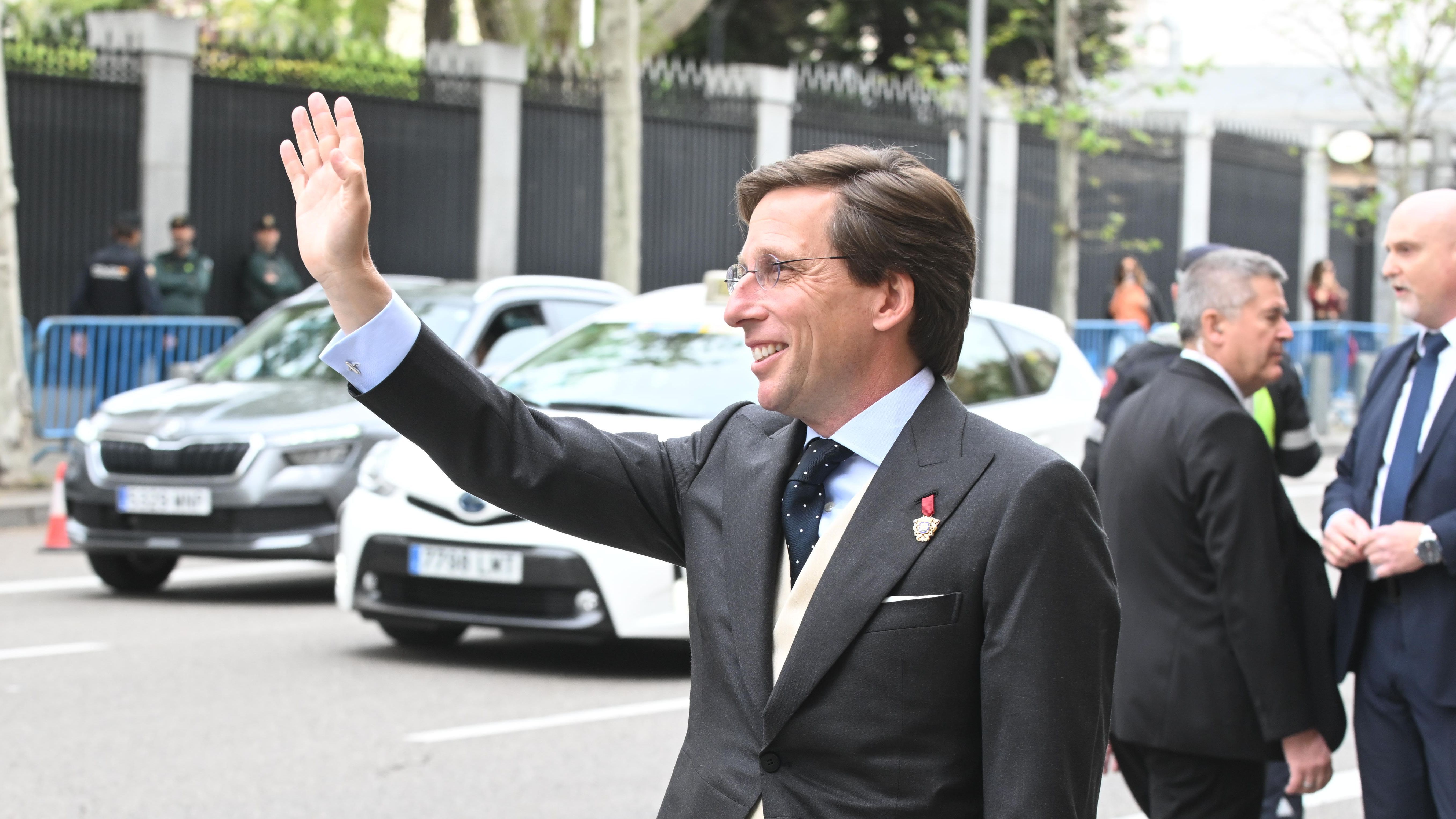 La llegada de José Luis Martínez-Almeida a la iglesia: nervios, resoplidos y su traje de novio (Imagen: Europa Press)
