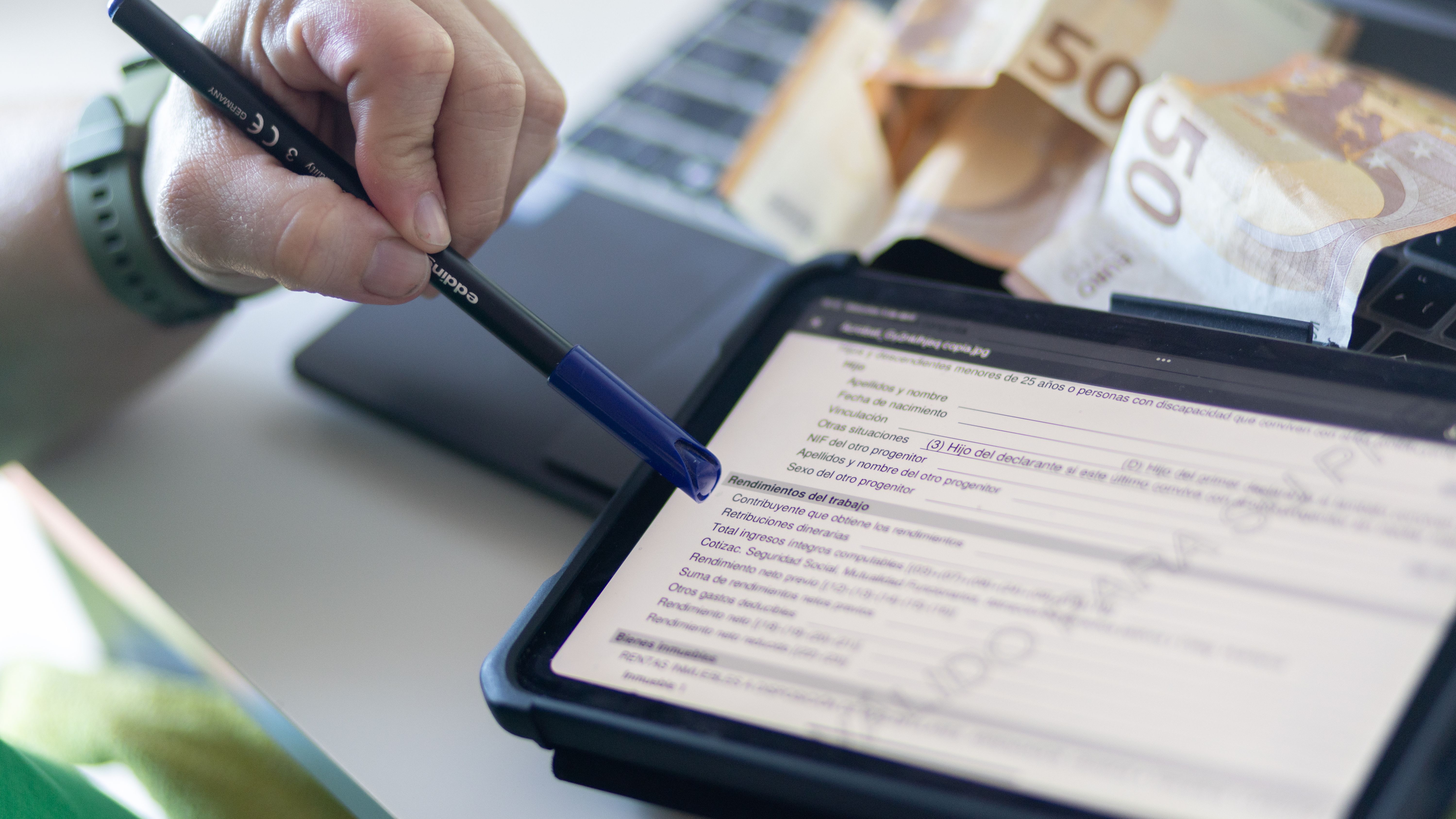 Vista de la declaración de la renta en una tablet Vista de la declaración de la renta en una tablet