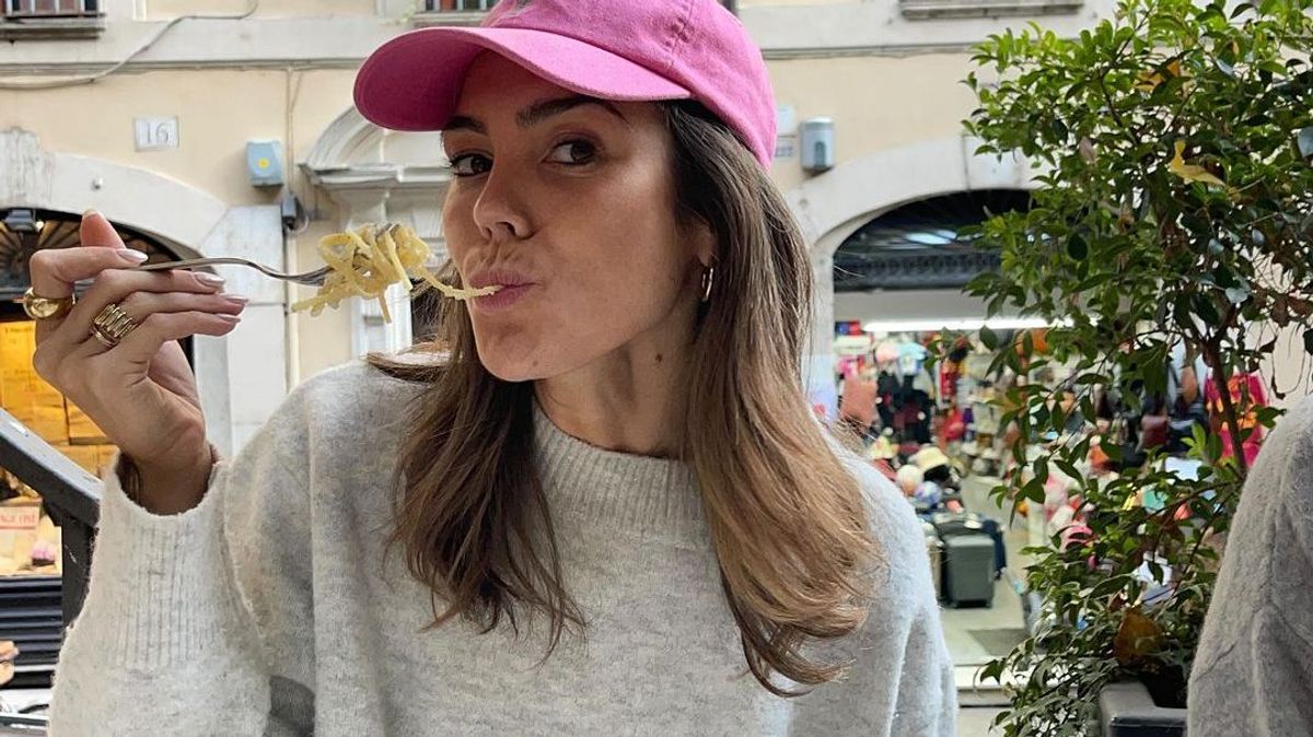 Anna Padilla comiendo pasta