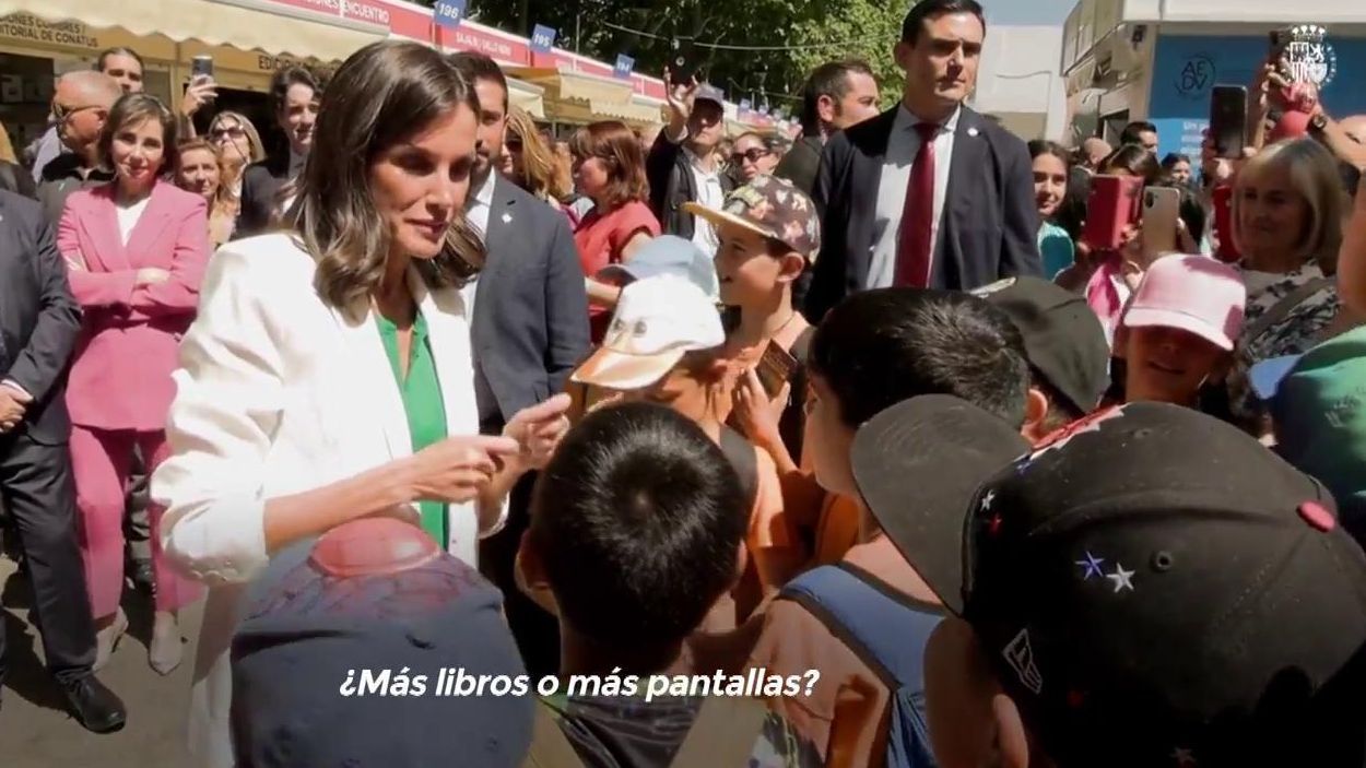 Letizia a los niños en la feria del libro: "¿Pantallas o libros?"