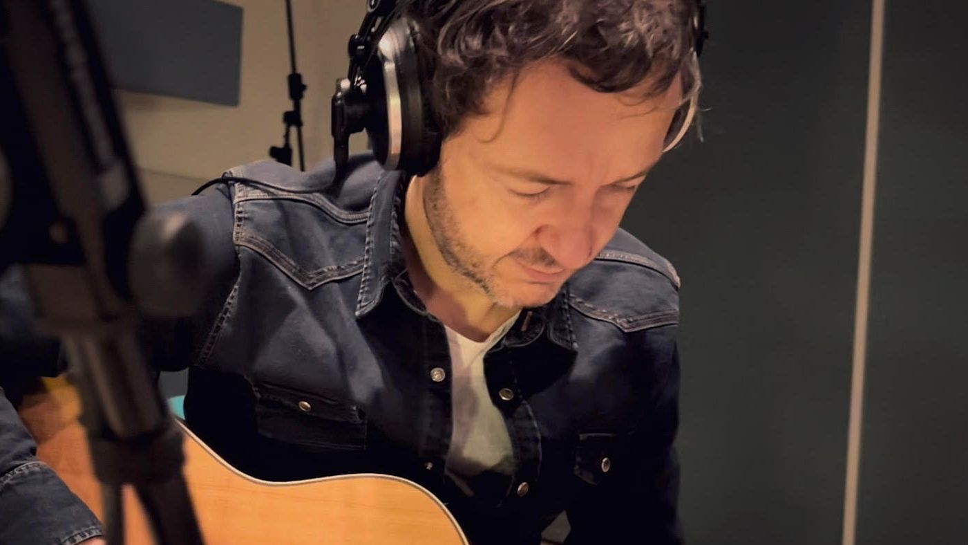 Pablo Benegas ha sacado un libro en el que cuenta cómo ETA marcó su vida y la formación del grupo 'La Oreja de Van Gogh'
