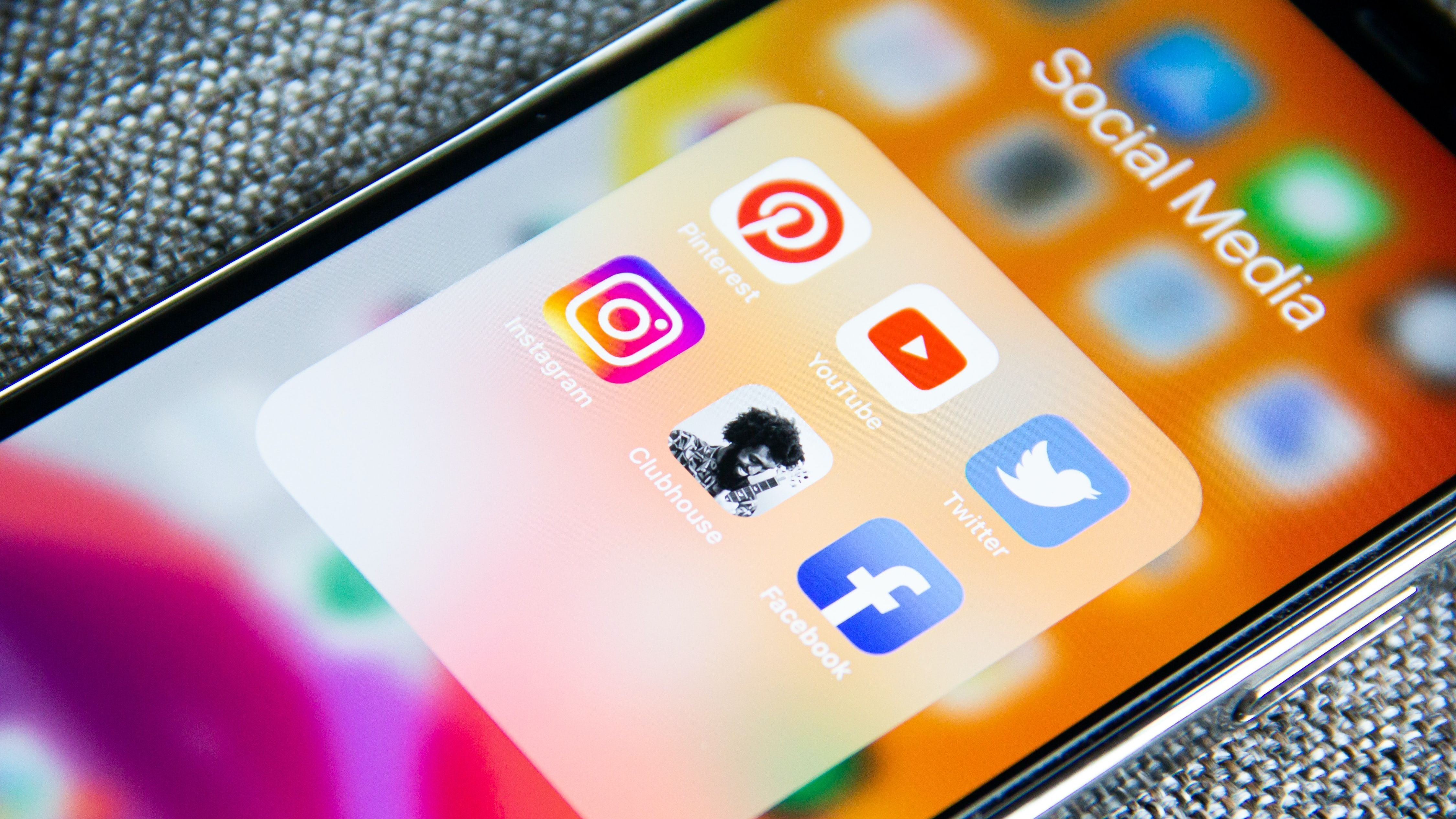 Iconos de redes sociales en un teléfono móvil. Iconos de redes sociales en un teléfono móvil.