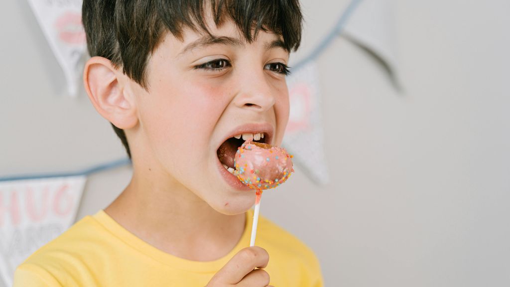 ¿Cómo influye el exceso de azúcar en la conducta de los niños?