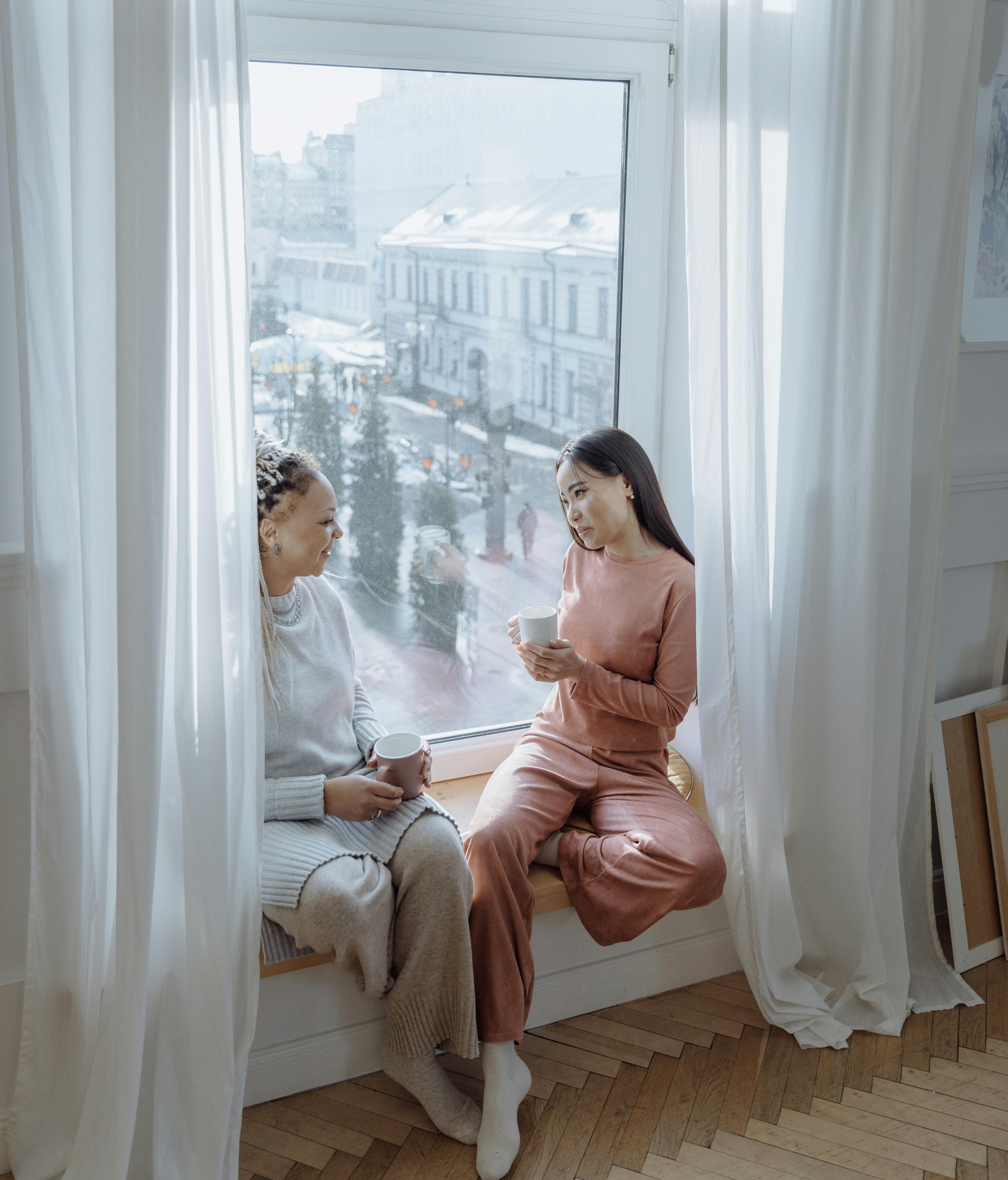 Unas chicas hablando en la ventana