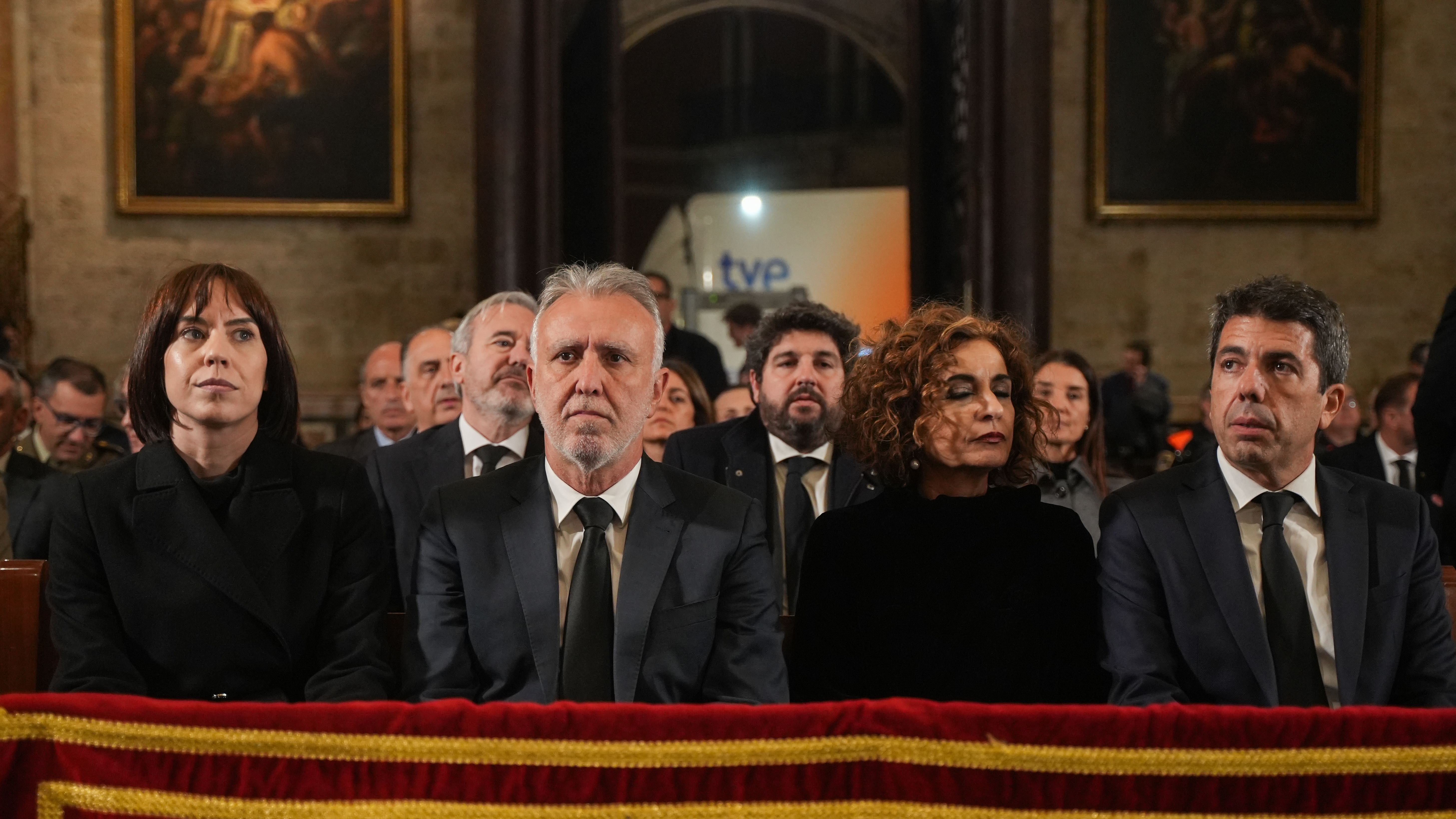 Valencia celebra el funeral por las víctimas de la DANA: tres ministros y un Feijóo que llegó más tarde que los reyes Valencia celebra el funeral por las víctimas de la DANA: tres ministros y un Feijóo que llegó más tarde que los reyes