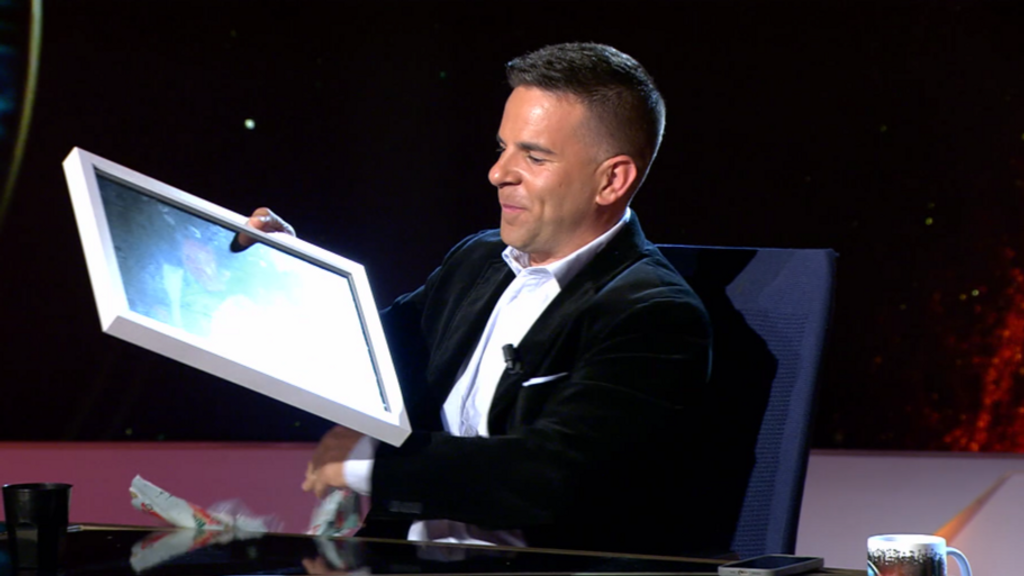 El regalo de Iker Jiménez a Ángel Gaitán en pleno directo de 'Horizonte': "Yo creo que es un momento que tú y yo vamos a recordar"