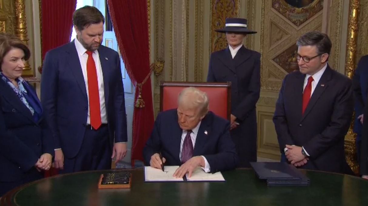 Donald Trump firma la toma de posesión