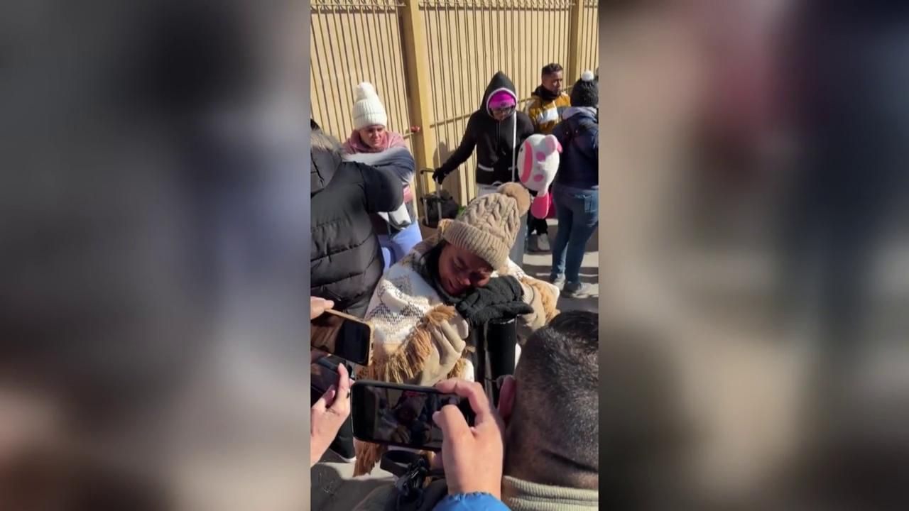 Las lágrimas de una mujer migrante en México al enterarse de que ya no puede pedir asilo en EEUU
