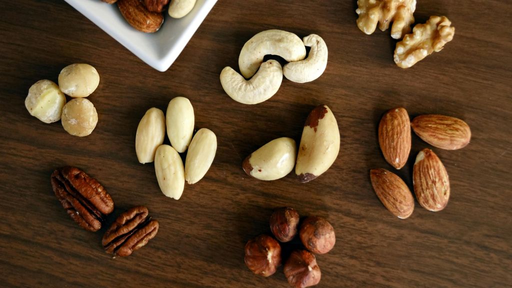 Distintos frutos secos sobre una mesa