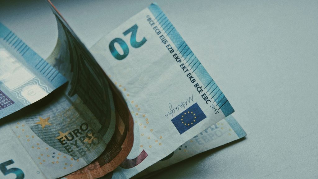 Billetes sobre mesa blanca.