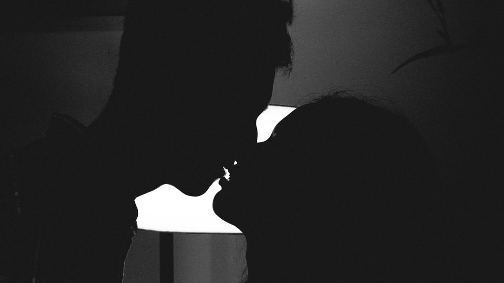 Una pareja besándose