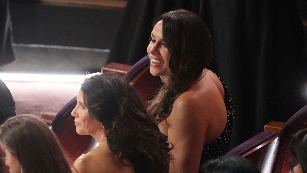 Karla Sofía Gascón y su mujer en los Oscar.