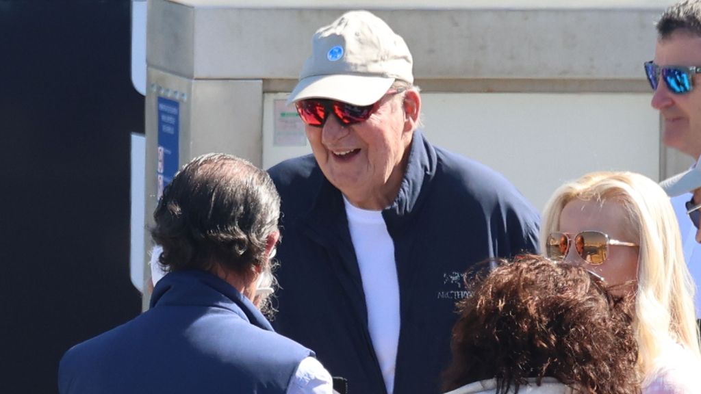 El rey Juan Carlos en el puerto deportivo de Sanxenxo.