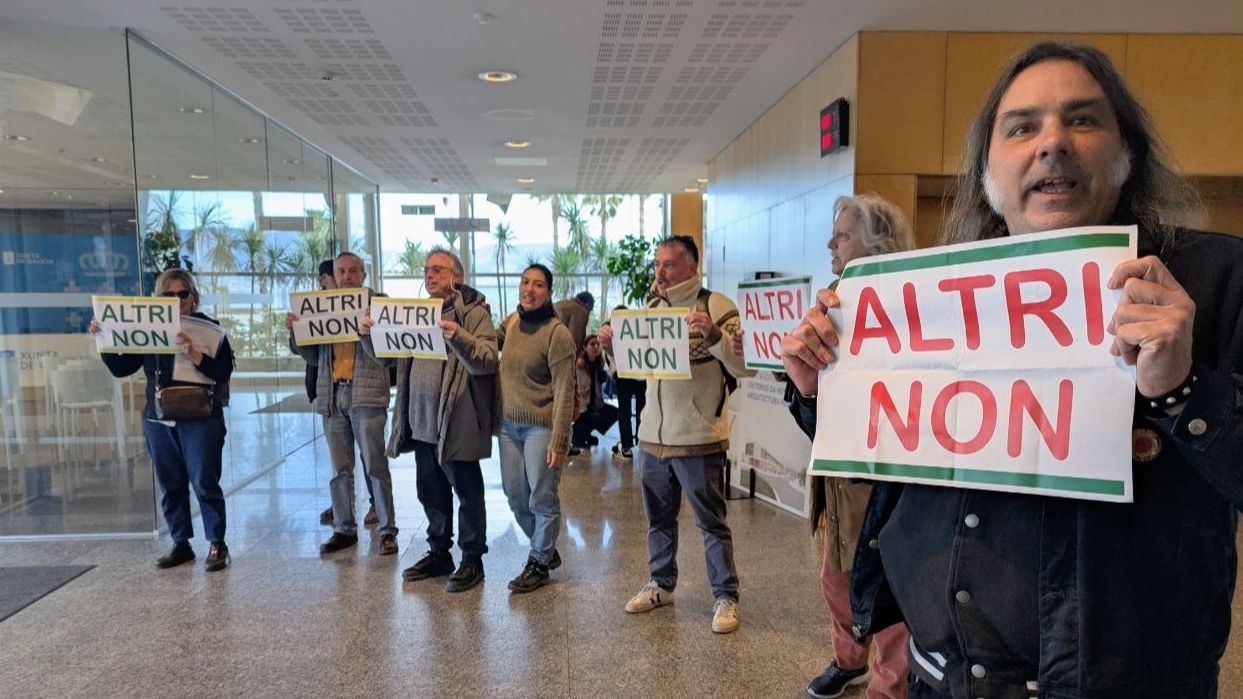 Ecologistas irrumpen en la sede de la Xunta en Vigo para protestar contra el proyecto de Altri