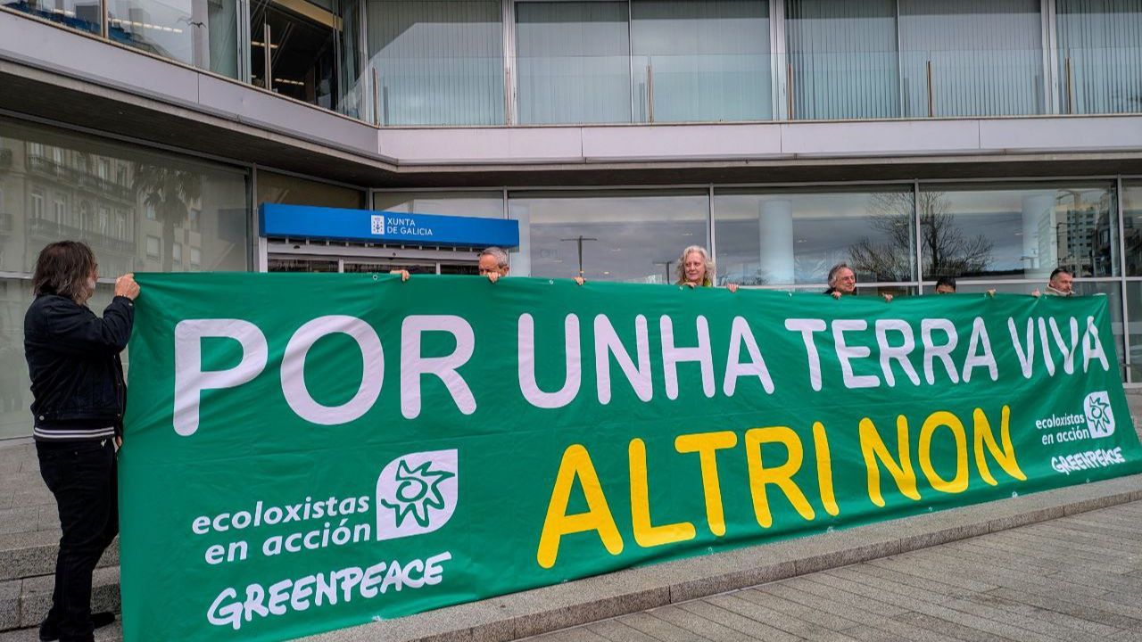 Protesta de ecologistas contra Altri en la sede de la Xunta en Vigo