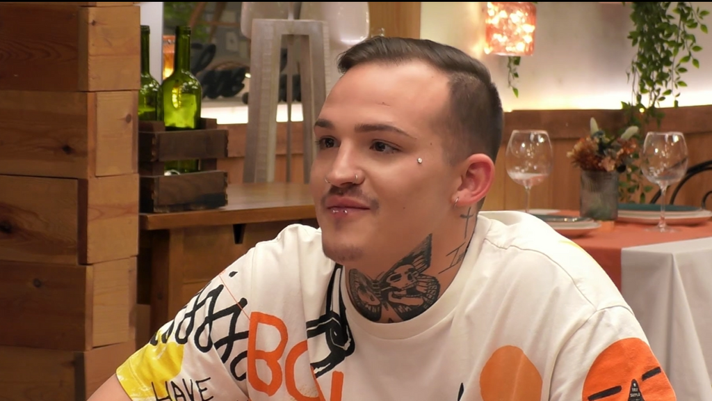 Un soltero confiesa a su cita su peculiar afición por el performance: "De fiesta suelo llevar lencerias de estilo suspensor"