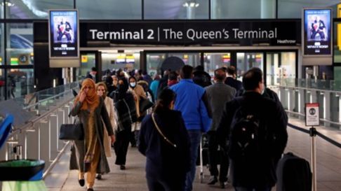 Paralizado el aeropuerto de Heathrow deja a miles de pasajeros en tierra: "Nadie nos dice nada"