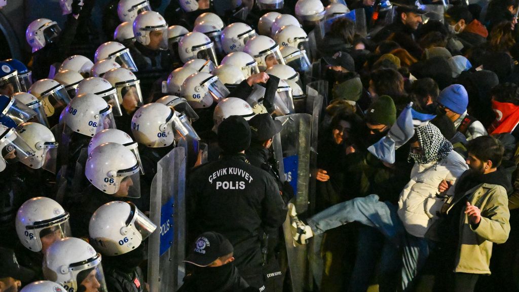 Disparos de cañones de agua en las tensas protestas en Turquía por la detención del alcalde de Estambul