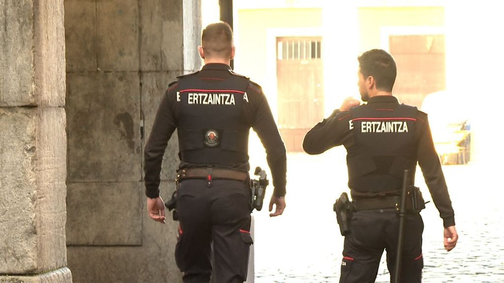Dos agentes de la Ertzaintza patrullan a pie por un municipio vasco