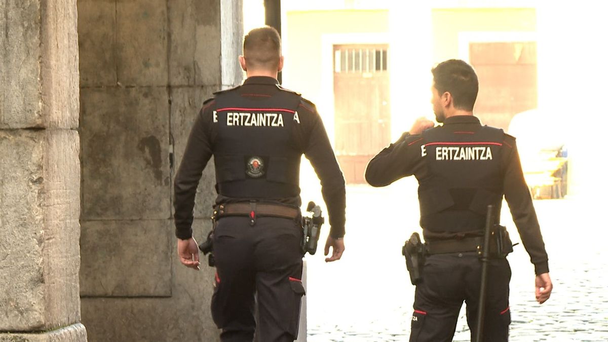 Dos agentes de la Ertzaintza patrullan a pie por un municipio vasco