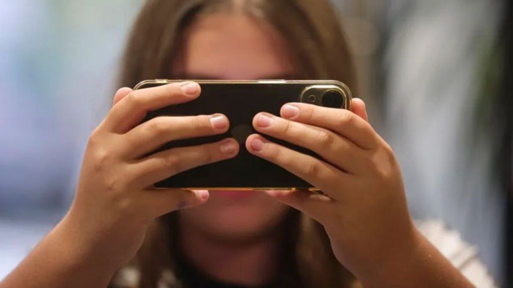 El Gobierno aumenta a los 16 años la edad para acceder a redes sociales: las claves de la nueva ley