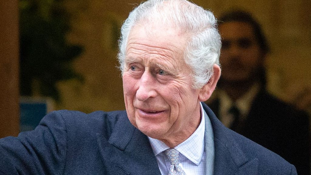 El rey Carlos III cancela su agenda por los efectos secundarios de su tratamiento contra el cáncer y acude al hospital