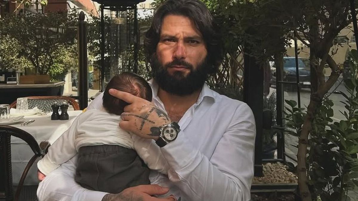 Jota Peleteiro y su hijo pequeño