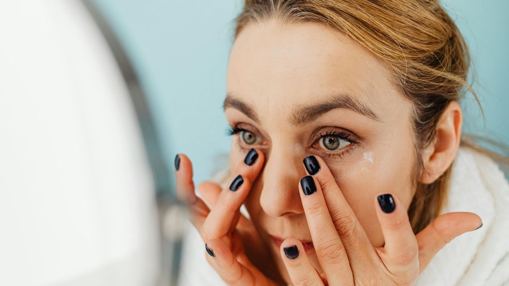 Mujer aplicándose contorno de ojos