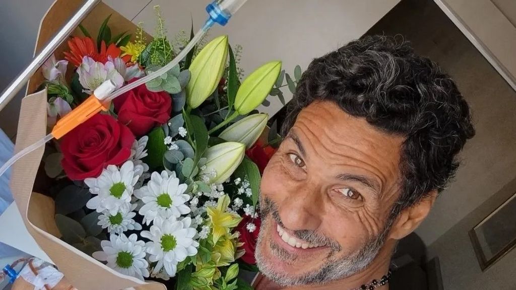 Óscar Higares desde el hospital con un ramo