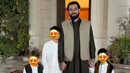 Jota Peleteiro celebra el fin del Ramadán con sus hijos vestidos de musulmanes