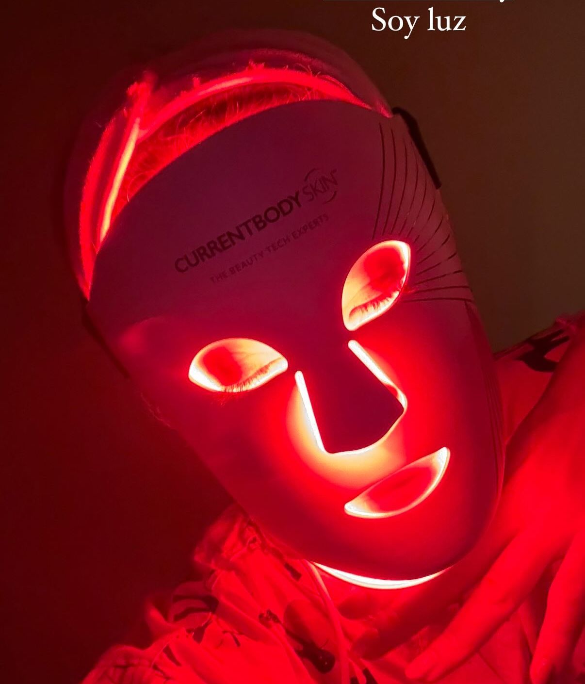 Belén Écija con mascarilla LED